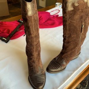 Franco Sarto boots size 71/2 gently worn. Dark brown suede